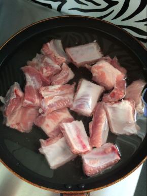 冷水下锅将排骨焯一下水。