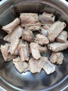 捞出，冲洗干净，沥干水份。