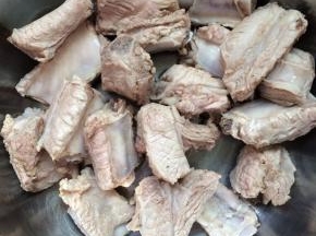 捞出，冲洗干净，沥干水份。