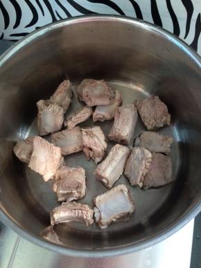 准备一个炖锅，放入洗净的排骨段。