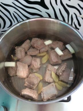 加入适量的清水。