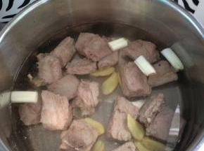 加入适量的清水。