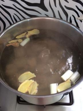 大火煮开，转中小火炖半小时。