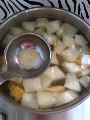 加入适量的盐和鸡精调味。