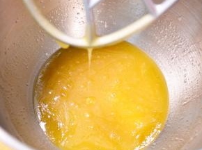 将转化糖浆、花生油、枧水倒入CM-1500厨师机搅拌桶，用搅拌棒搅拌至乳化状态。