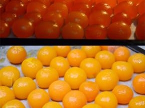 取新鲜咸蛋黄，剥去白衣，放置在垫油纸的烤盘，喷少量高浓度白酒。烤箱180度预热好，蛋黄放入烘烤5-8分钟至底部有少量冒泡，取出后盖油纸晾凉备用。