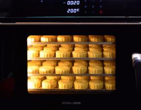 打开CO-960S电烤箱，提前200度预热10分钟以上，预热完成（有提示音）将4盘月饼放入，先烘烤5分钟。