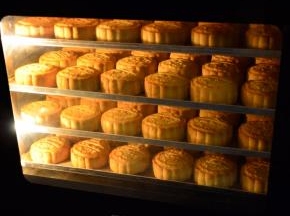 月饼重新放入烤箱，温度转为180度，继续烤12分钟左右，中途可视情况再刷一次蛋液。月饼烤至表面金黄色周围有点鼓出的状态即可。取出月饼晾凉至约40度左右后密封，回温3-4天左右状态最佳。