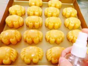 用小喷壶喷上水雾，不要多一扫而过即可
放入预热好的烤箱中层200度上下火先烤5分钟