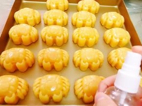 用小喷壶喷上水雾，不要多一扫而过即可
放入预热好的烤箱中层200度上下火先烤5分钟