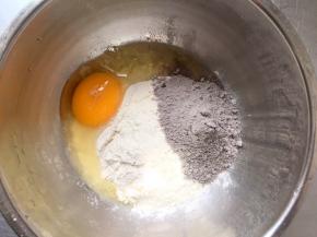 中筋面粉、黑米面粉、盐、一个鸡蛋放入盆中