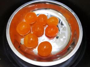 静置外皮的时候我们来做金沙奶黄馅
新鲜的咸鸭蛋敲出蛋黄，洗干净蛋黄外面吸附的薄膜，放入盘里隔水蒸8分钟至熟