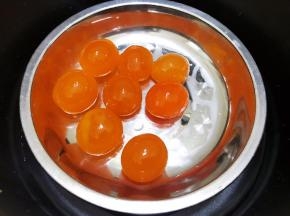 静置外皮的时候我们来做金沙奶黄馅
新鲜的咸鸭蛋敲出蛋黄，洗干净蛋黄外面吸附的薄膜，放入盘里隔水蒸8分钟至熟