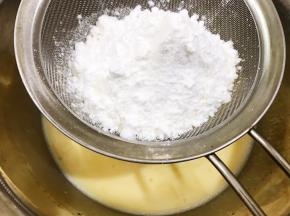 筛入奶粉，低粉，玉米淀粉，翻拌均匀