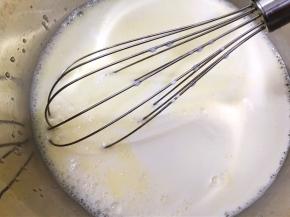 加入牛奶和淡奶油搅拌均匀