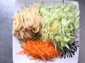 把喜欢的配菜切成丝
