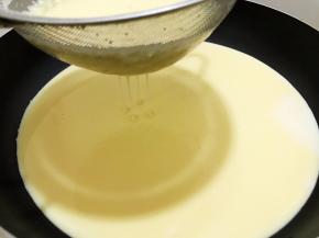 把做好的奶糊过筛到不粘锅里