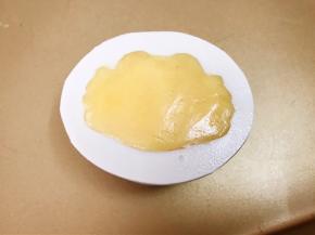 用手把面团轻推按压至满模