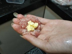 已腌制好的肉末拿出一小块，如图塞入芝士碎
