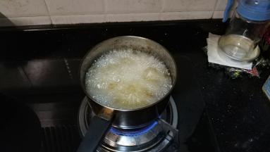 放入油锅里炸至金黄