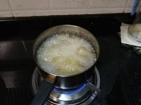 放入油锅里炸至金黄
