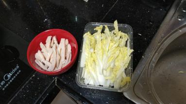 鸡胸肉、娃娃菜切条