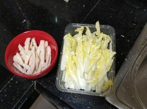 鸡胸肉、娃娃菜切条