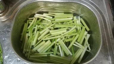 芹菜、苦瓜处理好泡洗干净