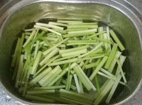 芹菜、苦瓜处理好泡洗干净