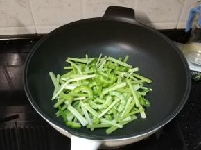 锅里热油放入蒜盐、糖、干辣椒粒爆香，再倒入芹菜、苦瓜