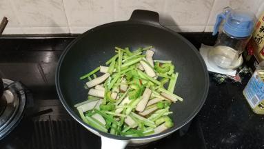 倒入鸡蛋干翻炒均匀即可