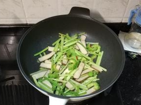 倒入鸡蛋干翻炒均匀即可