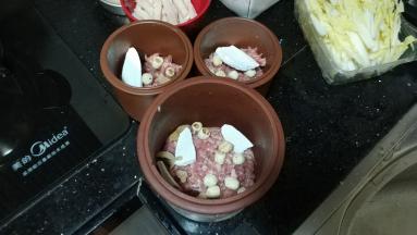 瘦肉剁碎放入炖盅里，再放入淮山、芸苓、莲子、百合