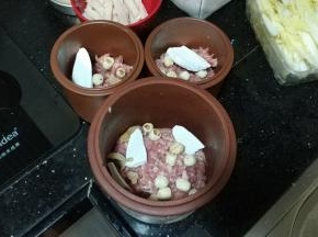 瘦肉剁碎放入炖盅里，再放入淮山、芸苓、莲子、百合