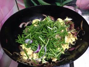 撒入韭菜炒匀即可出锅
