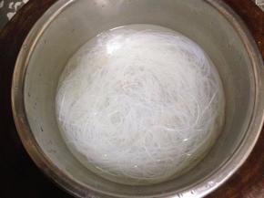 粉丝用温水泡发