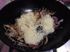 将粉丝放入锅中，加入生抽、食盐和十三香调味