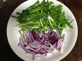 韭菜洗净切段、洋葱切丝