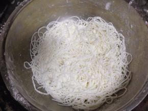 面粉和淀粉按1:1混合，把沥干水的粉丝倒入均匀裹上面粉