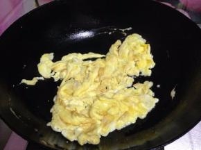 炒锅放油烧热，倒入鸡蛋液划散成蛋碎盛出备用