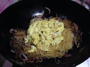 倒入鸡蛋炒匀
