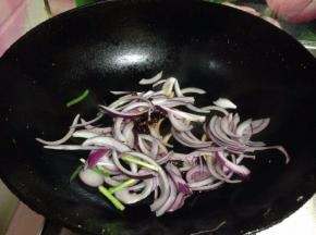 热锅凉油倒入洋葱丝和辣豆豉