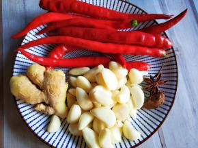 准备好姜，蒜，辣椒和大料。