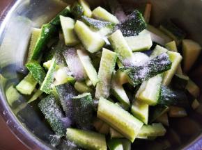 黄瓜切指头粗细的条，然后撒盐腌制十分钟左右。