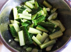 到掉盐黄瓜的水份。