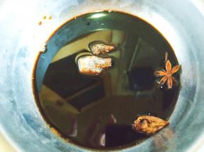 盆里放酱油，生抽，醋，冰糖和大料熬开然后凉凉。