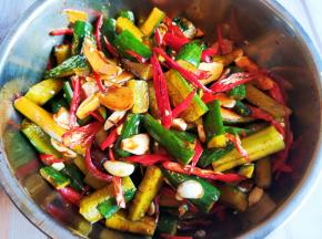 到入熬好的料汁，拌匀黄瓜。腌制四十分钟以上入味就可以吃了，可以装保鲜盒放冰箱冷藏。