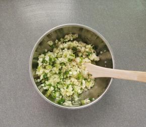 我们打蒜子香葱切成未，越细越好，放入碗中，加入盐，搅拌均匀备用。