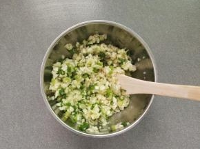 我们打蒜子香葱切成未，越细越好，放入碗中，加入盐，搅拌均匀备用。