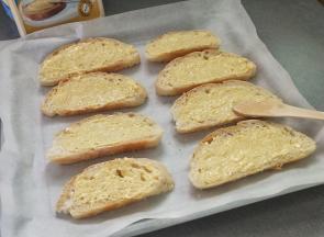 均匀的抹上一层黄油，这边用的黄油是软的，不需软化。